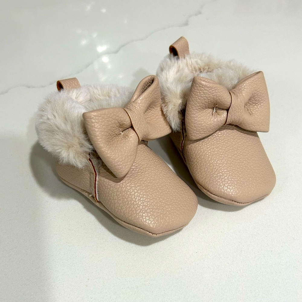Baby faux fur booties with bow 🎀